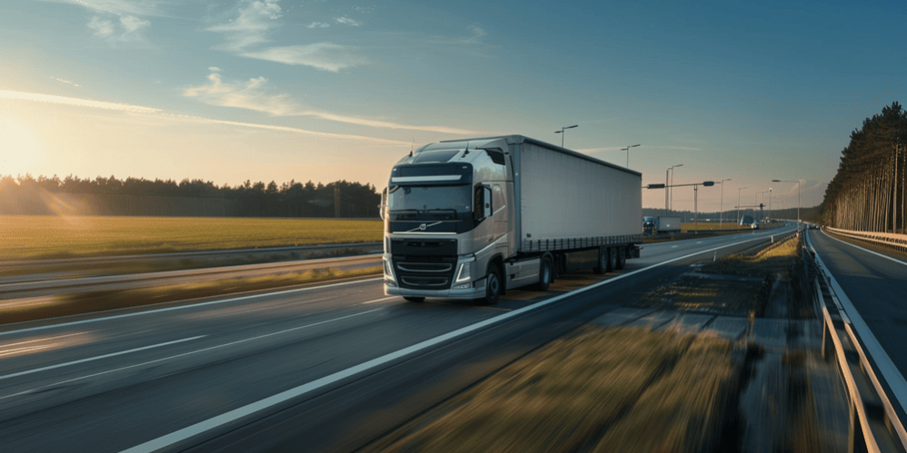 vrachtwagen-met-aanhanger-rijdt-over-de-snelweg vrachtwagen met aanhanger rijdt over de snelweg