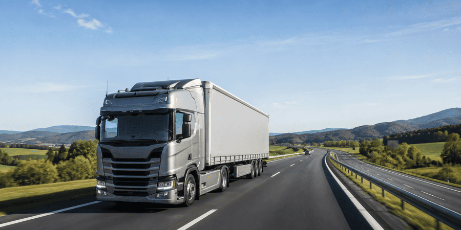 vrachtauto op de weg vrachtwagen op de weg